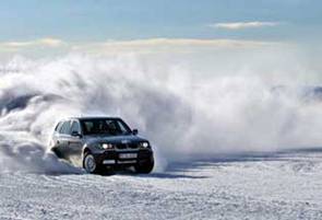 Des voitures qui font des milliers de kilomètres par saison sont un maillon vital des tests d’endurance hivernaux. Photo : Johan Fjellström / LiLAB